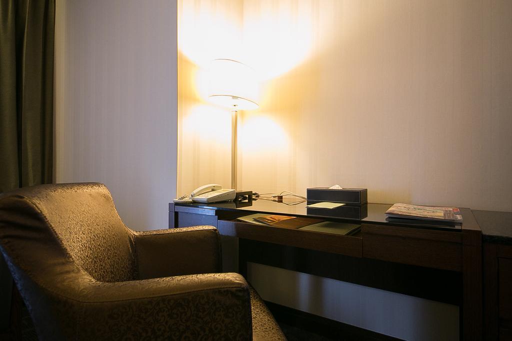 Evergreen Plaza Hotel - Tainan Ruang foto A table lamp