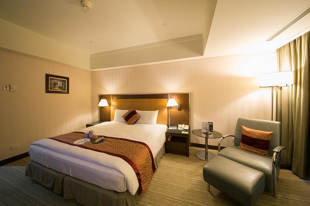 Evergreen Plaza Hotel - Tainan Ruang foto A room at the hotel