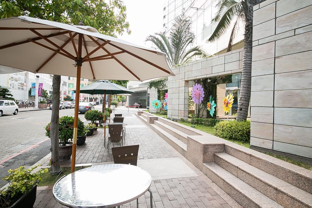 Evergreen Plaza Hotel - Tainan Bagian luar foto The outdoor seating area