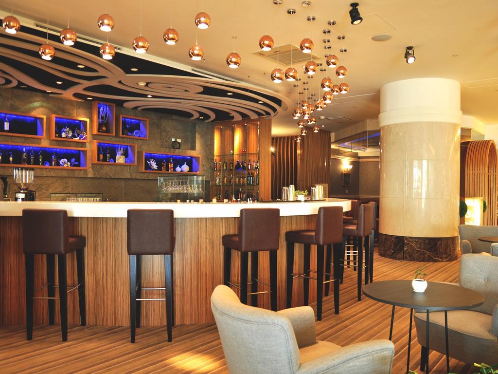 Evergreen Plaza Hotel - Tainan Bagian luar foto The bar at the lounge