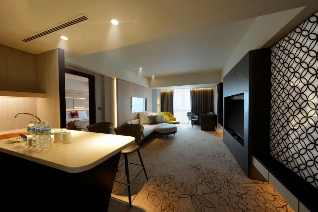 Evergreen Plaza Hotel - Tainan Bagian luar foto A suite at the hotel