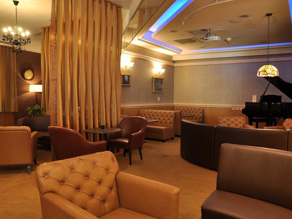 Evergreen Plaza Hotel - Tainan Bagian luar foto The lounge at the airport