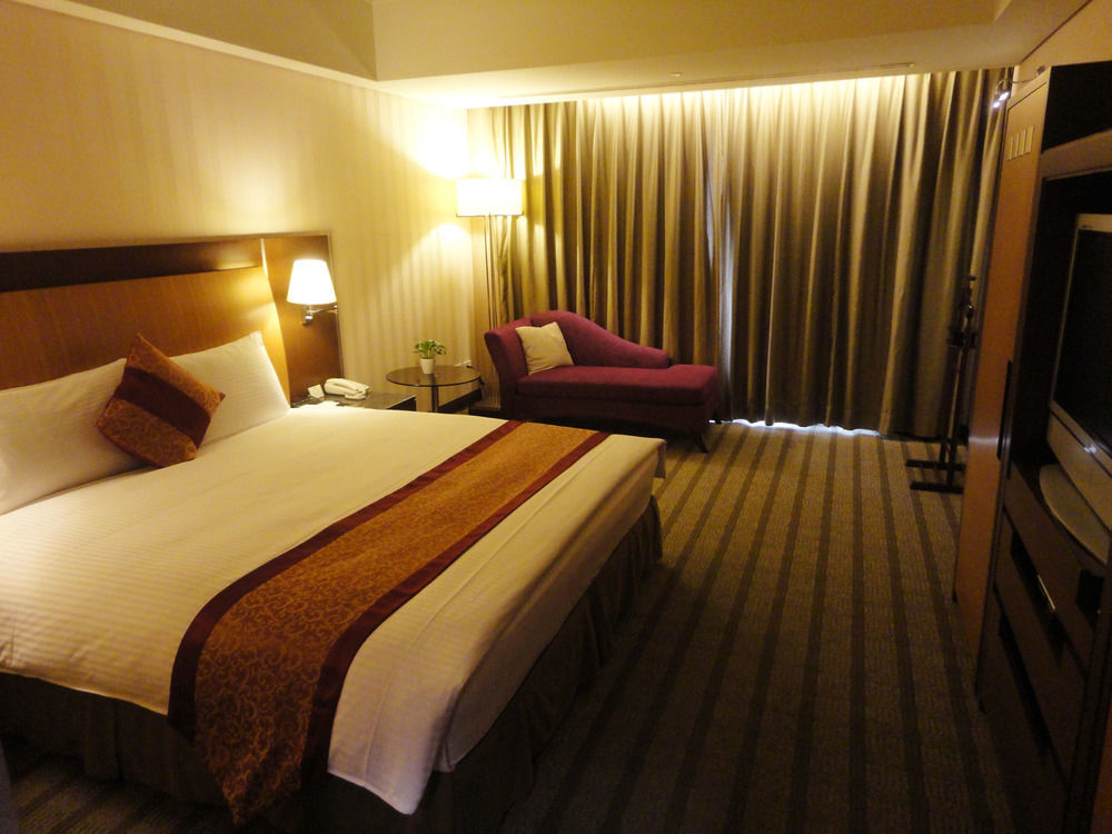 Evergreen Plaza Hotel - Tainan Bagian luar foto Deluxe room