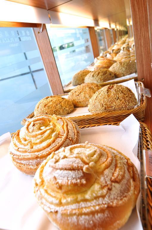 Evergreen Plaza Hotel - Tainan Bagian luar foto Buns