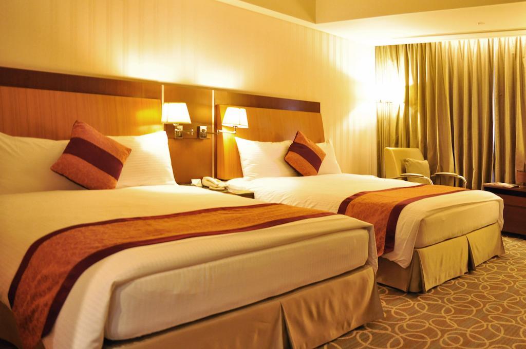 Evergreen Plaza Hotel - Tainan Ruang foto A room at the hotel