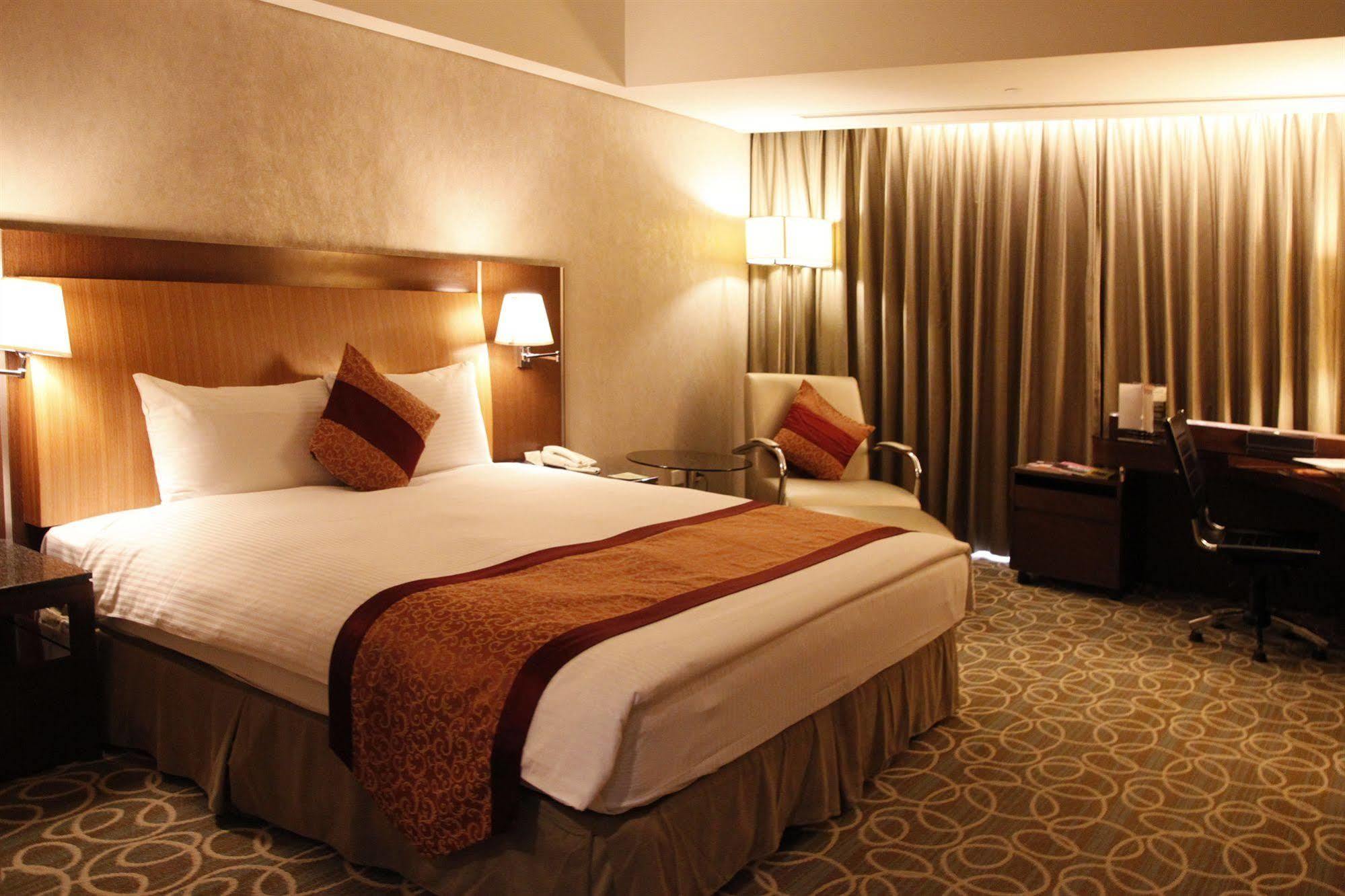 Evergreen Plaza Hotel - Tainan Bagian luar foto Deluxe room