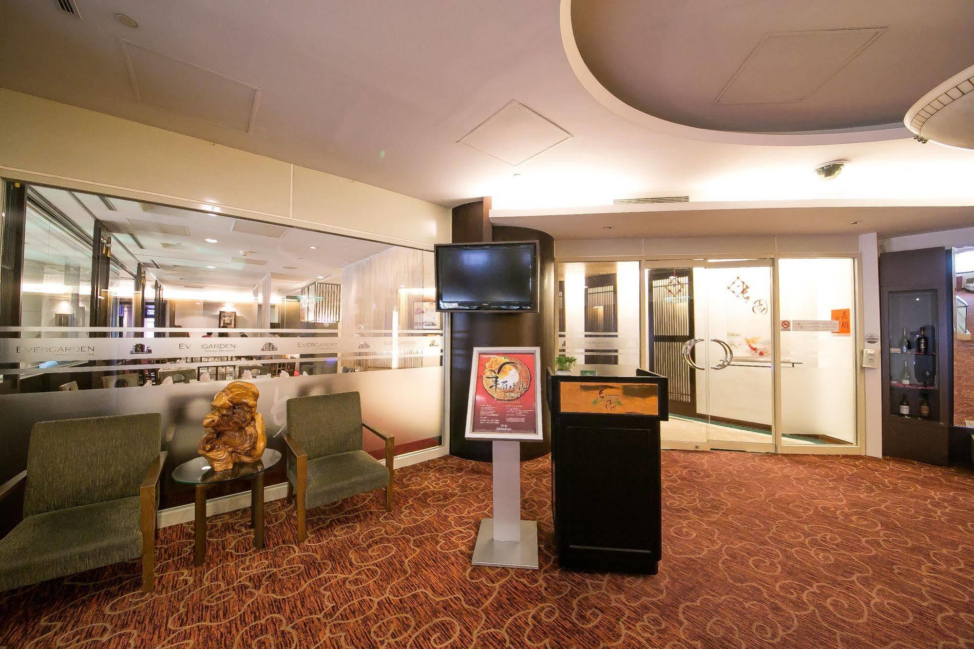Evergreen Plaza Hotel - Tainan Bagian luar foto The interior of the lounge