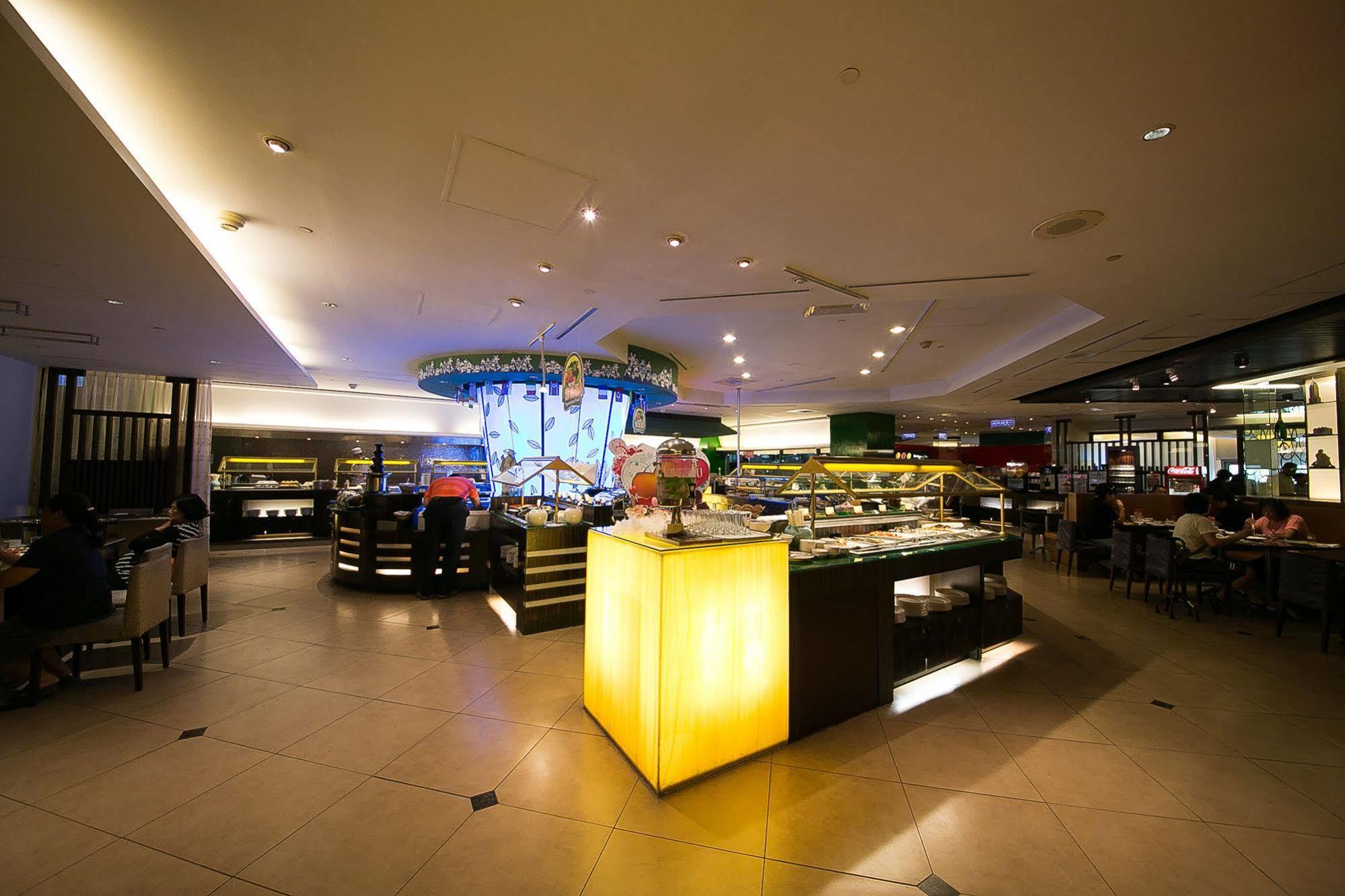 Evergreen Plaza Hotel - Tainan Bagian luar foto The interior of the restaurant