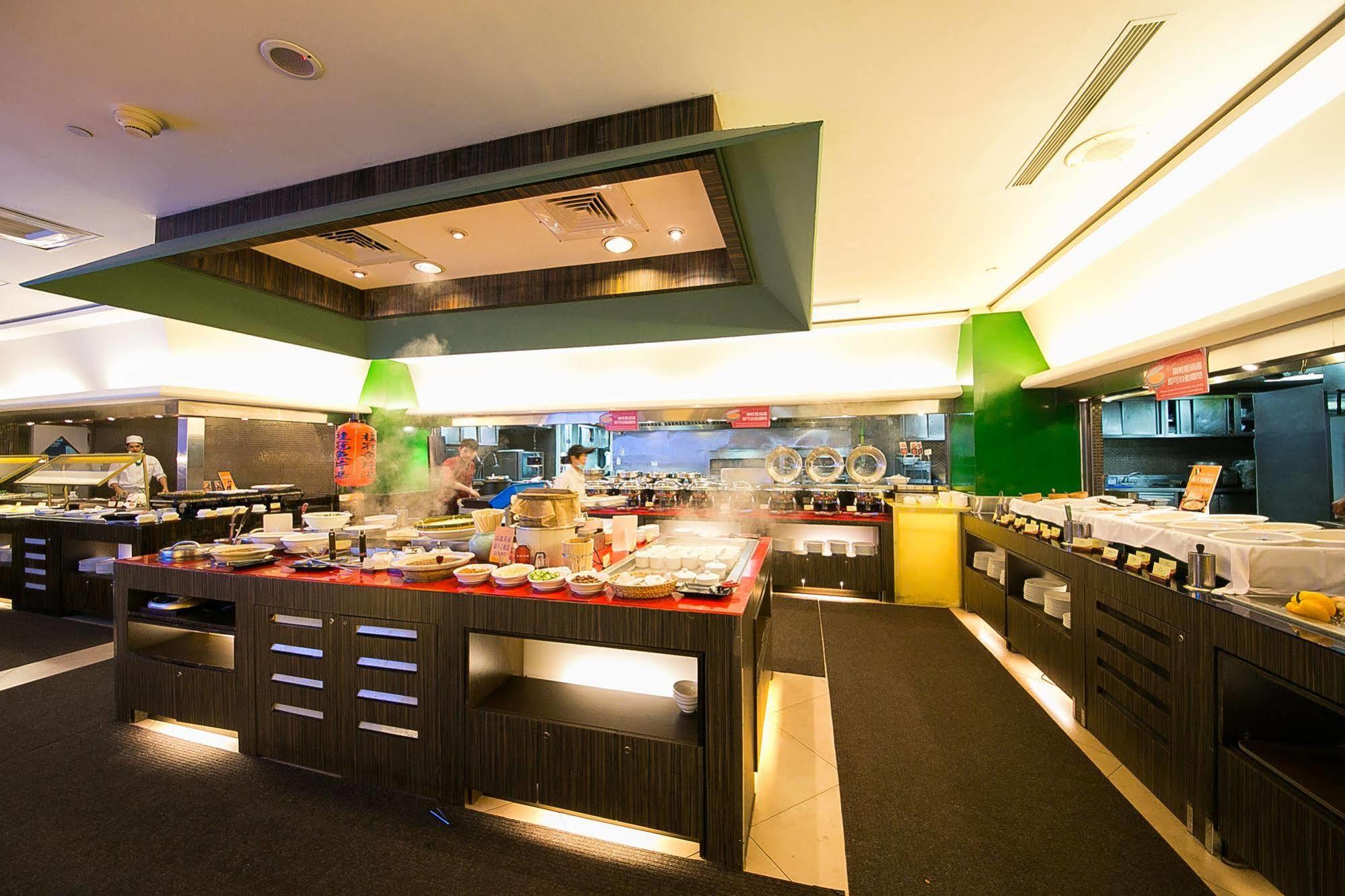 Evergreen Plaza Hotel - Tainan Bagian luar foto A buffet restaurant in Singapore