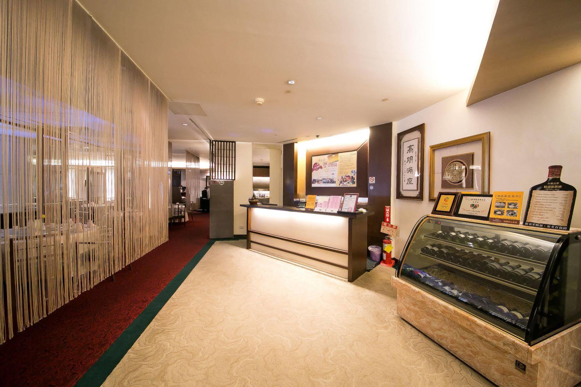 Evergreen Plaza Hotel - Tainan Bagian luar foto The interior of the lounge