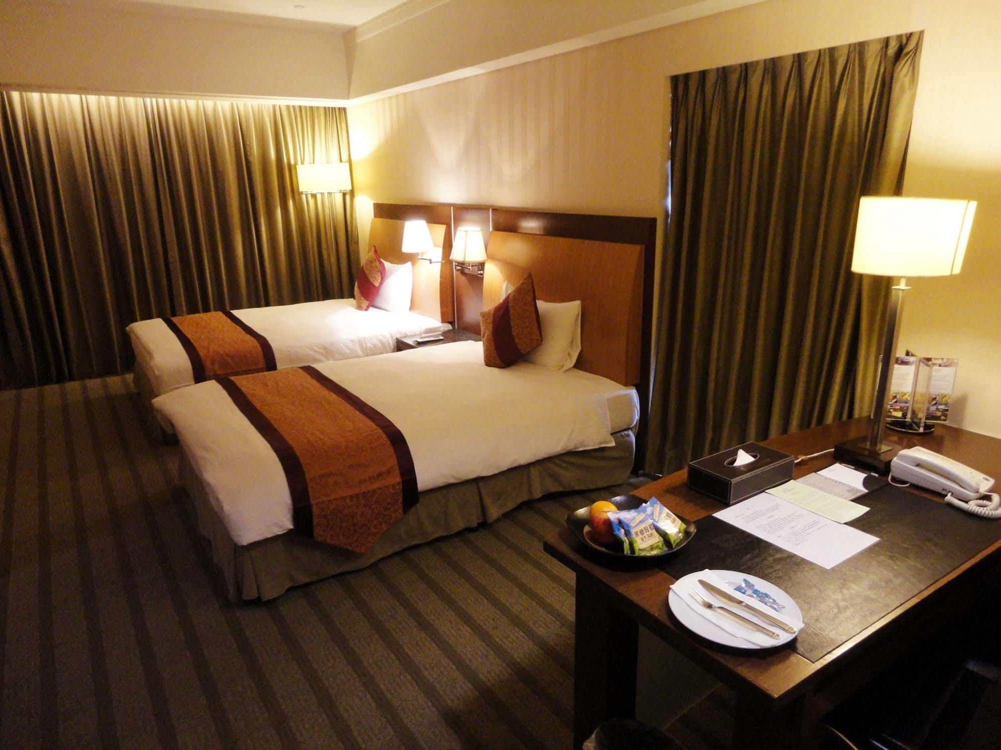 Evergreen Plaza Hotel - Tainan Bagian luar foto A room at the hotel