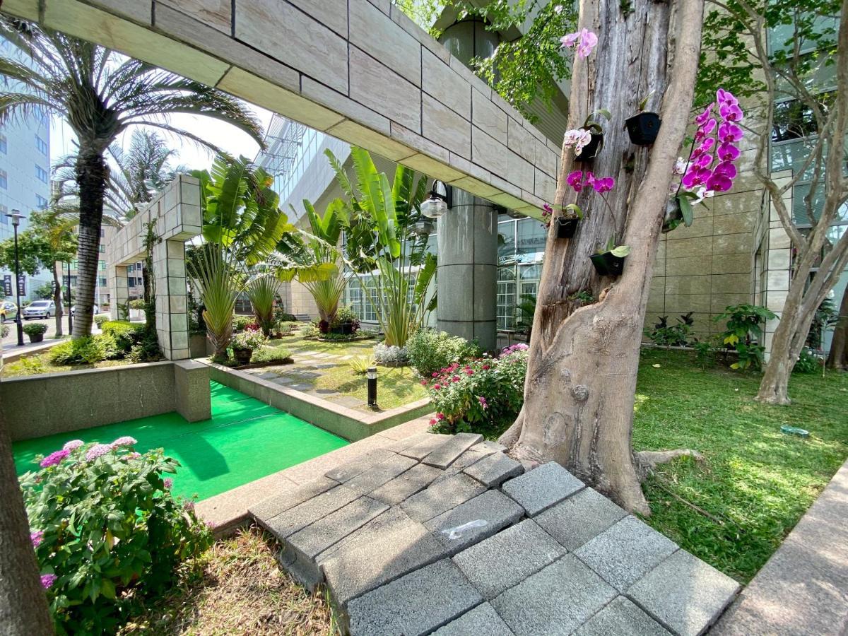 Evergreen Plaza Hotel - Tainan Bagian luar foto The park