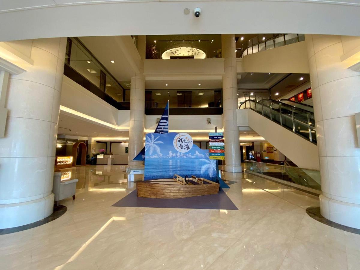 Evergreen Plaza Hotel - Tainan Bagian luar foto The lobby of the hotel