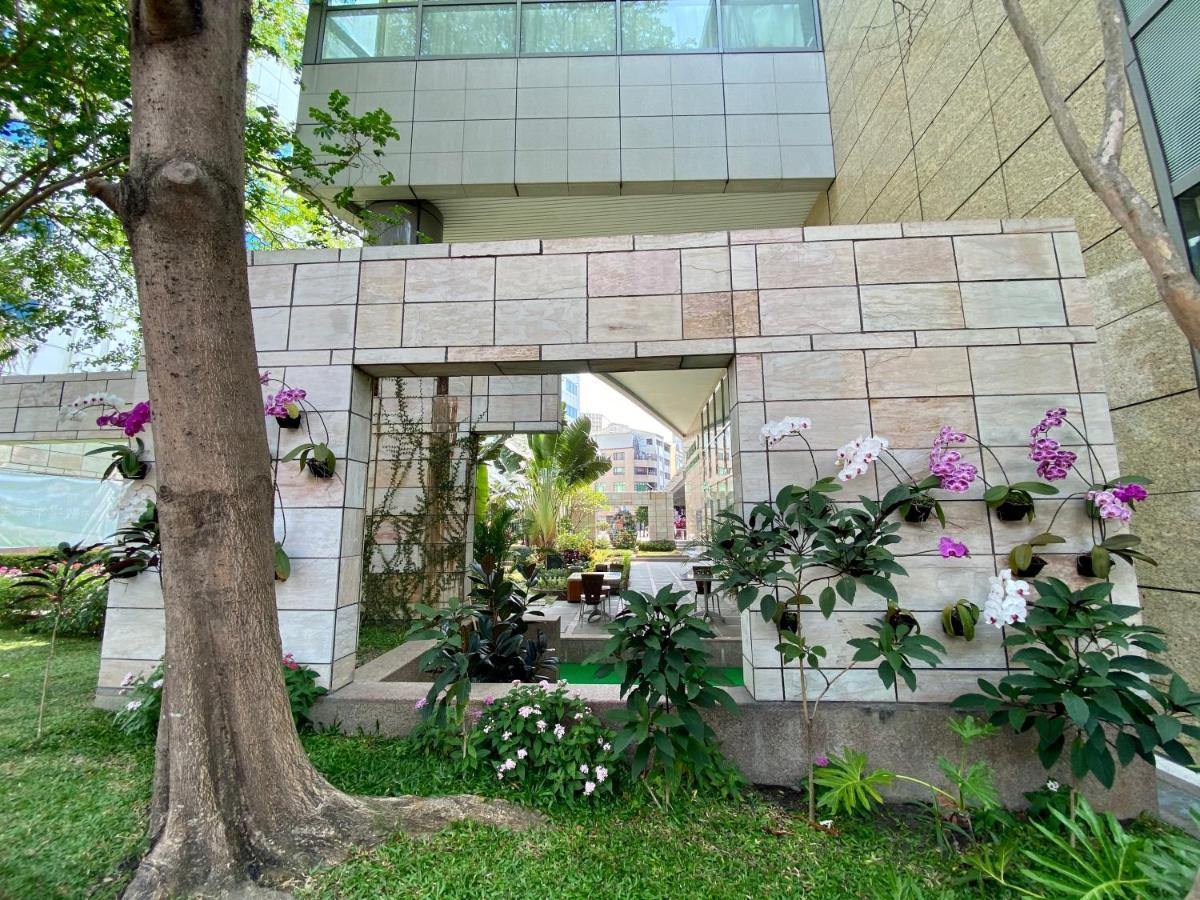 Evergreen Plaza Hotel - Tainan Bagian luar foto The entrance to the museum