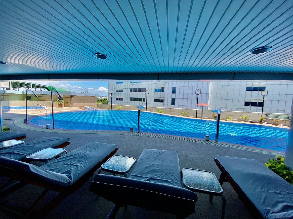 Evergreen Plaza Hotel - Tainan Bagian luar foto Swimming pool at the University of the Sunshine Coast