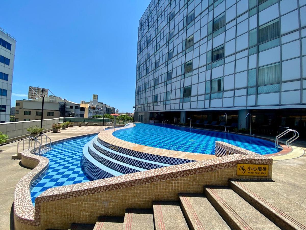 Evergreen Plaza Hotel - Tainan Bagian luar foto Swimming pool