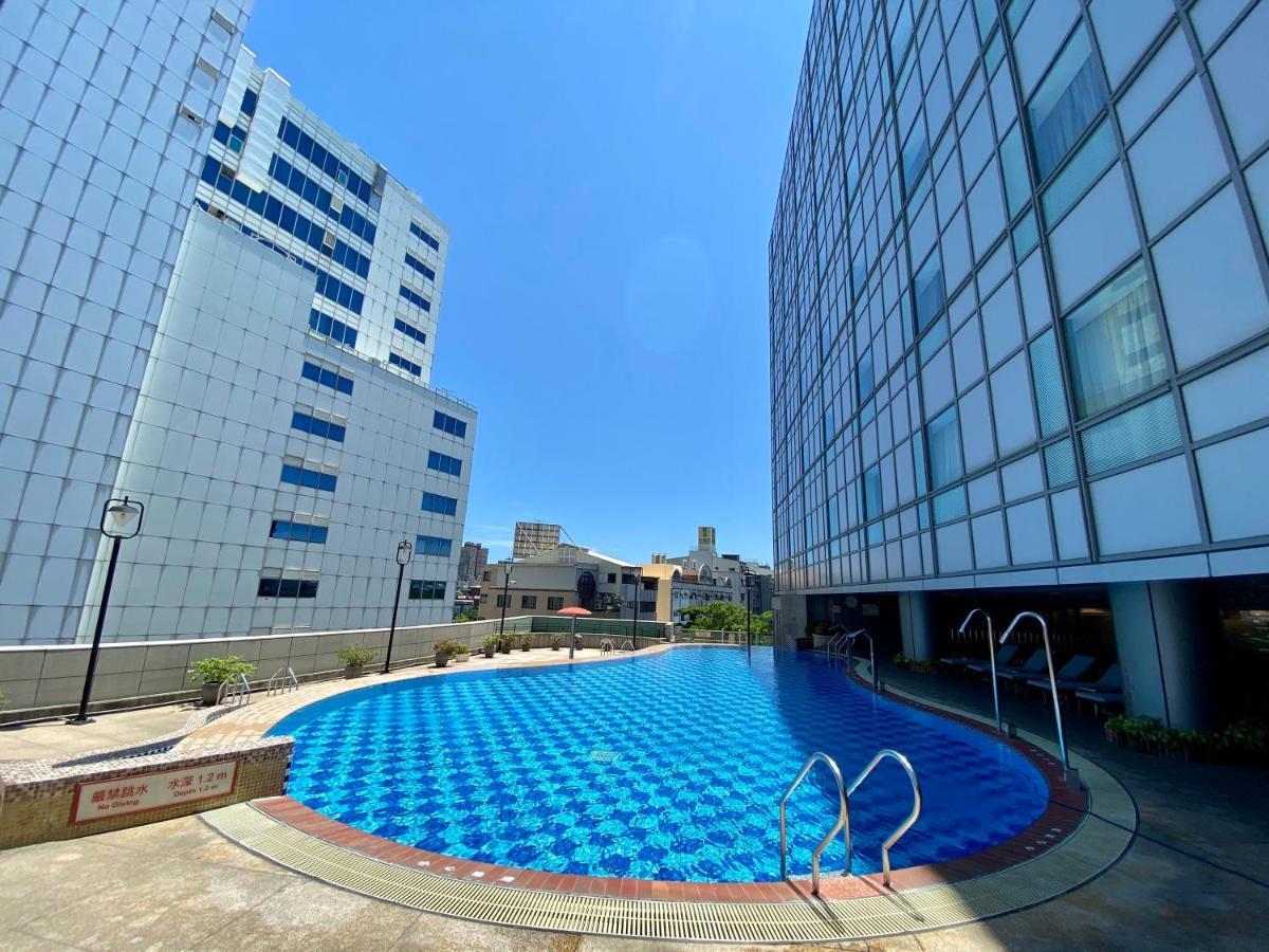Evergreen Plaza Hotel - Tainan Bagian luar foto The pool at the hotel