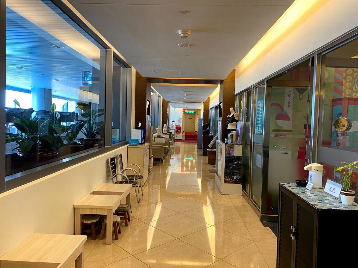Evergreen Plaza Hotel - Tainan Bagian luar foto The interior of the lounge