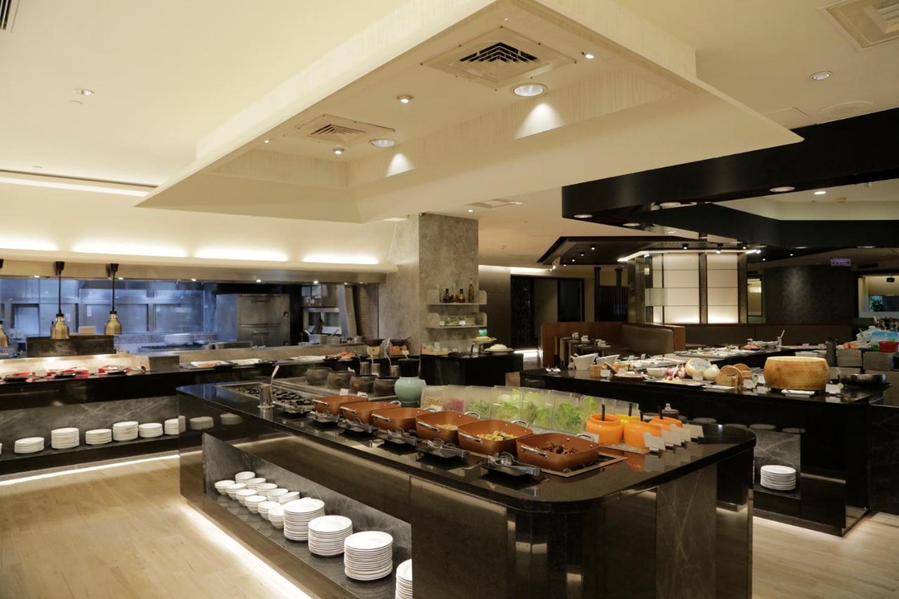 Evergreen Plaza Hotel - Tainan Bagian luar foto The buffet at the hotel