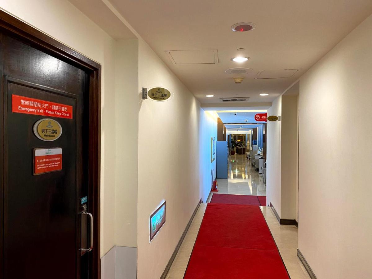 Evergreen Plaza Hotel - Tainan Bagian luar foto A corridor in the hotel