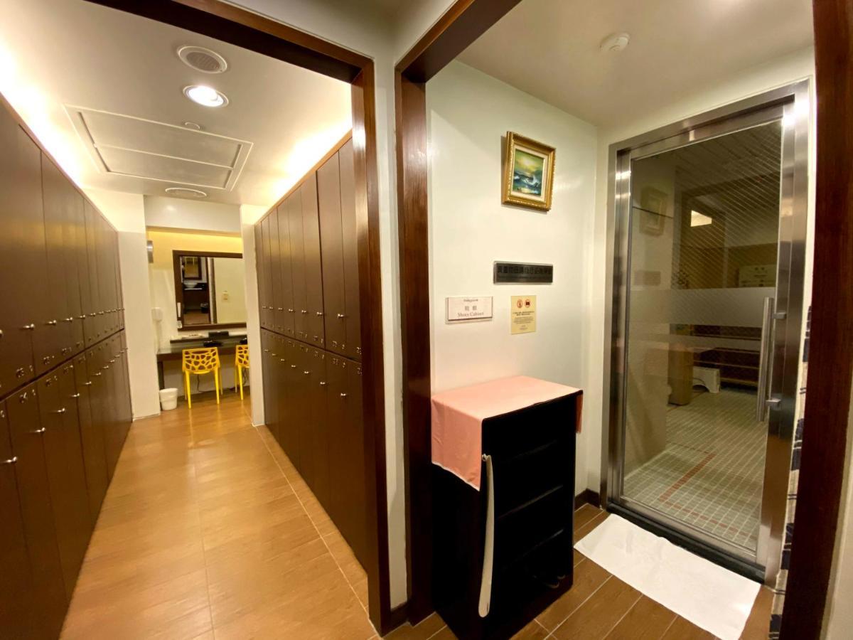 Evergreen Plaza Hotel - Tainan Bagian luar foto A typical locker room at a public bath